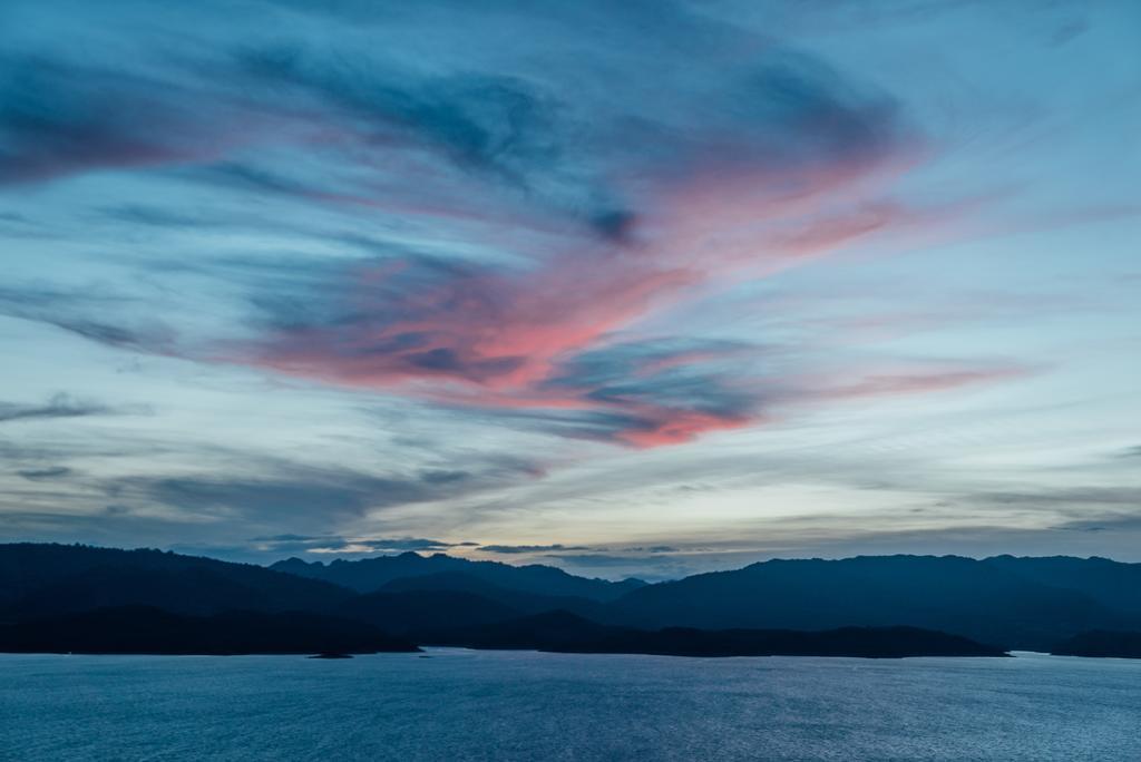 Thawsi Lake Hill Si Sawat Екстериор снимка